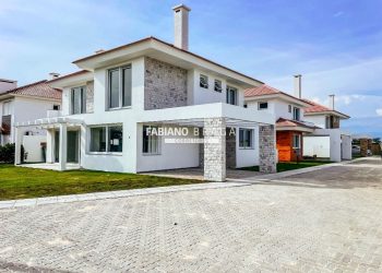 Sobrado com 273m², 4 dormitórios, 4 suítes, 2 vagas, Green Village Golf Club em Xangri-lá