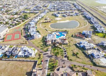 Sobrado com 295m², 5 dormitórios, 5 suítes, 2 vagas, Riviera em Xangri-lá