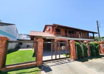 Casa com 140m², 4 dormitórios, 1 suíte, 2 vagas, no bairro Centro em Xangri-lá