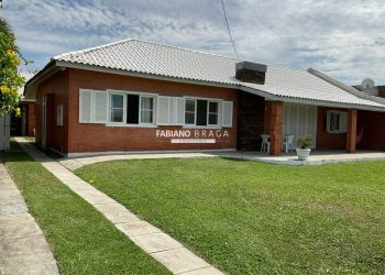 Casa com 158m², 4 dormitórios, 1 suíte, 2 vagas, no bairro Atlântida em Xangri-Lá