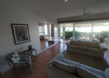 Casa com 250m², 5 dormitórios, 1 suíte, no bairro Centro em Xangri-Lá