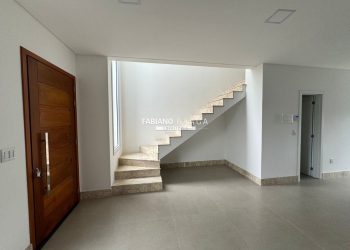 Casa com 101m², 3 dormitórios, 1 suíte, 2 vagas, no bairro Centro em Xangri-lá