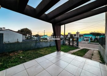 Casa com 60m², 2 dormitórios, 2 vagas, no bairro Rainha Do Mar em Xangri-Lá