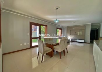 Casa com 182m², 3 dormitórios, 1 suíte, 2 vagas, no bairro Atlântida em Xangri-Lá