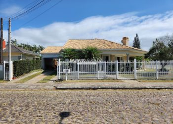 Casa com 213m², 4 dormitórios, 1 suíte, 2 vagas, no bairro Atlântida em Xangri-Lá