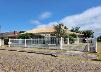 Casa com 213m², 4 dormitórios, 1 suíte, 2 vagas, no bairro Atlântida em Xangri-Lá