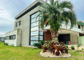 Sobrado com 320m², 5 dormitórios, 4 suítes, 2 vagas, Capão Ilhas Resort em Capão da Canoa