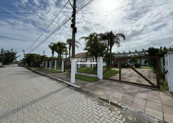 Casa com 369m², 4 dormitórios, 2 suítes, 4 vagas, no bairro Centro em Xangri-Lá