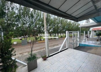 Casa com 127m², 3 dormitórios, 1 suíte, 2 vagas, no bairro Centro em Xangri-lá