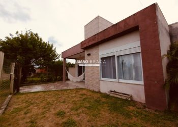 Casa com 360m², 3 dormitórios, 3 suítes, 2 vagas, no bairro Arpoador em Xangri-Lá