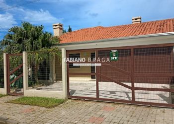 Casa com 147m², 3 dormitórios, 1 suíte, 2 vagas, no bairro centro em Xangri-Lá