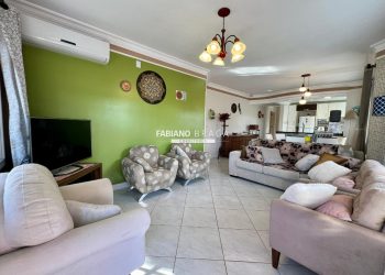 Casa com 190m², 2 dormitórios, 1 suíte, 2 vagas, no bairro Rainha Do Mar em Xangri-Lá