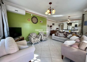 Casa com 190m², 2 dormitórios, 1 suíte, 2 vagas, no bairro Rainha Do Mar em Xangri-Lá