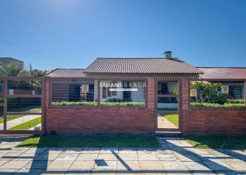 Casa com 209m², 3 dormitórios, 1 suíte, 2 vagas, no bairro Maristela em Xangri-Lá