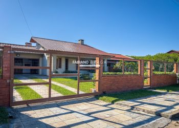 Casa com 209m², 3 dormitórios, 1 suíte, 2 vagas, no bairro Maristela em Xangri-Lá