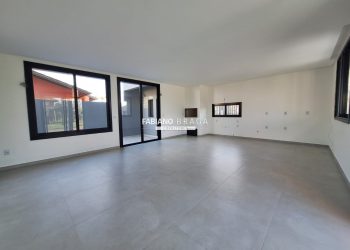 Casa com 123m², 3 dormitórios, 1 suíte, 2 vagas, no bairro Maristela em Xangri-lá