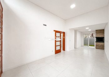 Casa com 75m², 3 dormitórios, 1 suíte, 2 vagas, no bairro Maristela em Xangri-lá