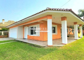 Casa com 609m², 4 dormitórios, 1 suíte, 2 vagas, no bairro Centro em Xangri-Lá