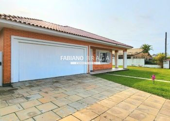 Casa com 609m², 4 dormitórios, 1 suíte, 2 vagas, no bairro Centro em Xangri-Lá