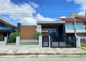 Casa com 205m², 4 dormitórios, 4 suítes, 2 vagas, no bairro Centro em Xangri-Lá