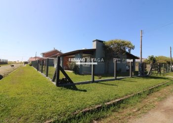 Casa com 111m², 3 dormitórios, 2 vagas, no bairro Centro em Xangri-lá