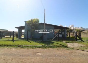 Casa com 111m², 3 dormitórios, 2 vagas, no bairro Centro em Xangri-lá