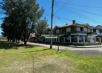 Casa com 115m², 2 dormitórios, 2 suítes, 1 vaga, no bairro Centro em Xangri-Lá