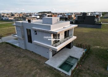 Sobrado com 231m², 4 dormitórios, 4 suítes, 2 vagas, Sunset em Xangri-lá