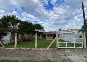 Casa com 95m², 3 dormitórios, 1 suíte, 2 vagas, no bairro Centro em Xangri-Lá