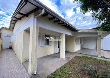 Casa com 95m², 3 dormitórios, 1 suíte, 2 vagas, no bairro Centro em Xangri-Lá