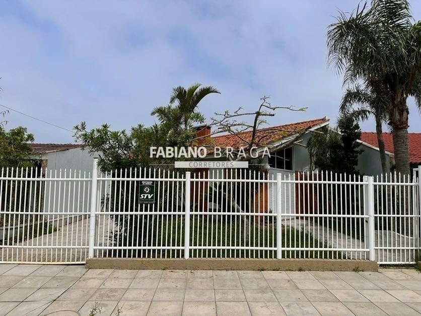 Casa com 155m², 3 dormitórios, 1 suíte, 2 vagas, no bairro Centro em Xangri-Lá