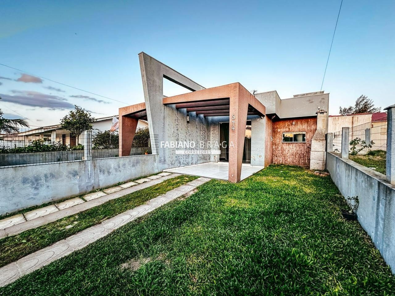 Casa com 60m², 2 dormitórios, 2 vagas, no bairro Rainha Do Mar em Xangri-Lá