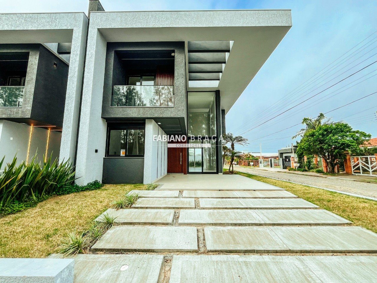 Casa com 167m², 4 dormitórios, 4 suítes, 2 vagas, no bairro Centro de Xangrilá em Xangri-Lá