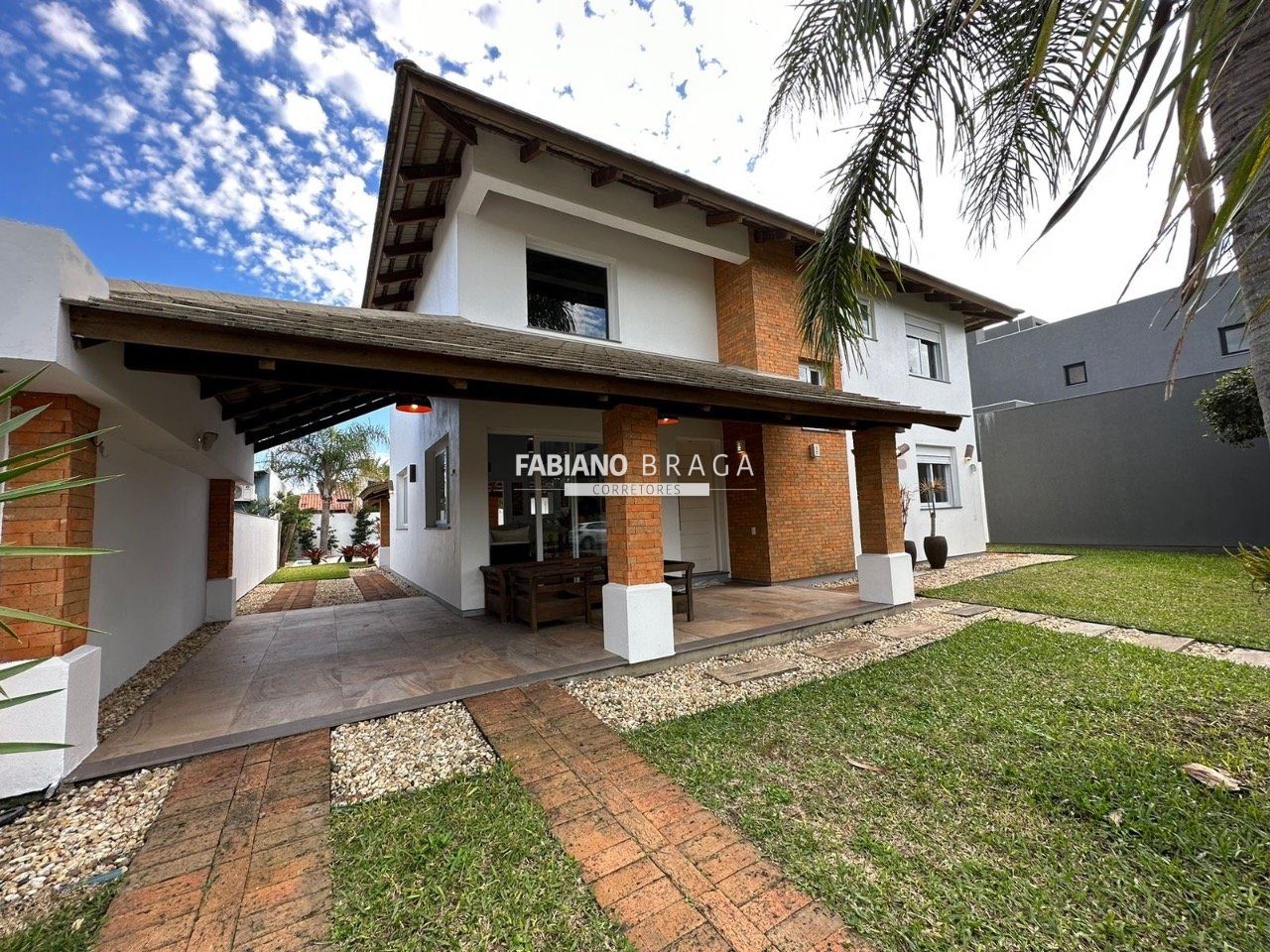 Casa com 230m², 4 dormitórios, 3 suítes, no bairro Atlântida em Xangri-lá