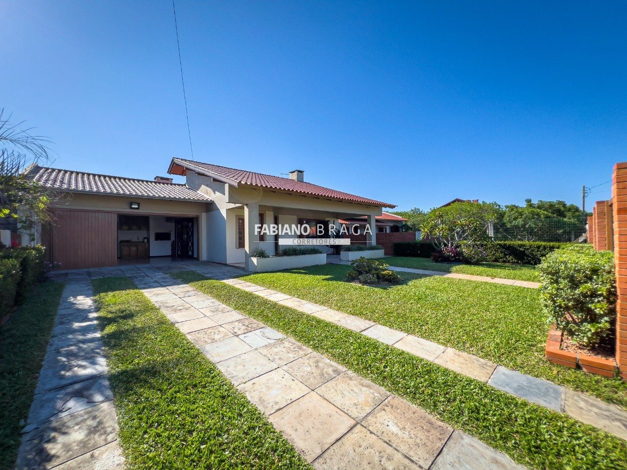 Casa com 209m², 3 dormitórios, 1 suíte, 2 vagas, no bairro Maristela em Xangri-Lá