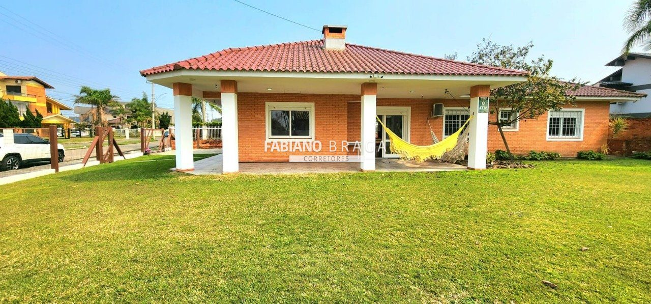 Casa com 609m², 4 dormitórios, 1 suíte, 2 vagas, no bairro Centro em Xangri-Lá