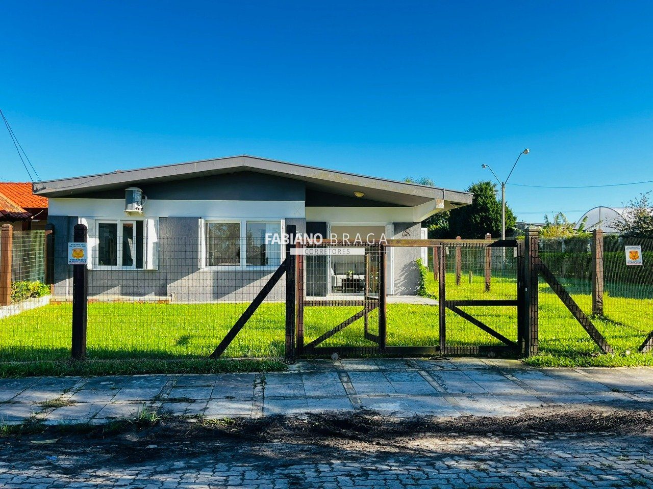 Casa com 133m², 6 dormitórios, 1 suíte, 2 vagas, no bairro Centro em Xangri-Lá