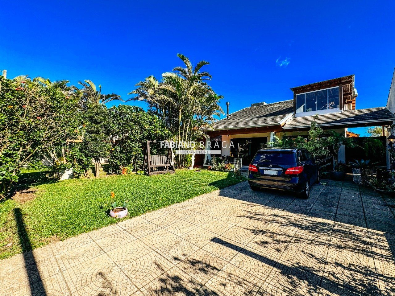 Casa com 234m², 4 dormitórios, 1 suíte, 2 vagas, no bairro Centro em Xangri-lá