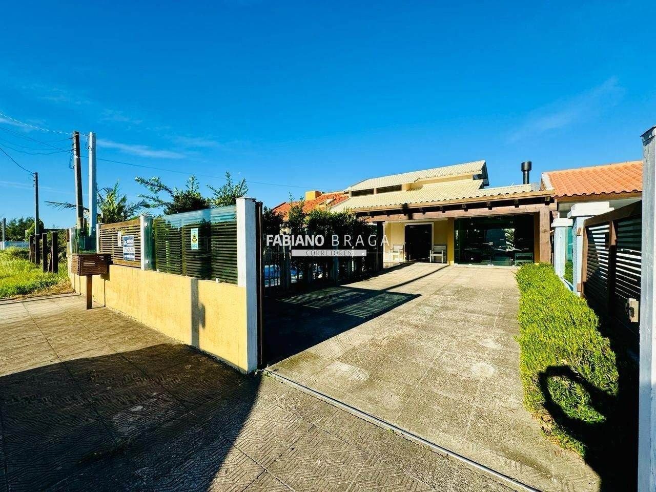 Casa com 360m², 4 dormitórios, 3 suítes, 2 vagas, no bairro Arpoador em Xangri-Lá