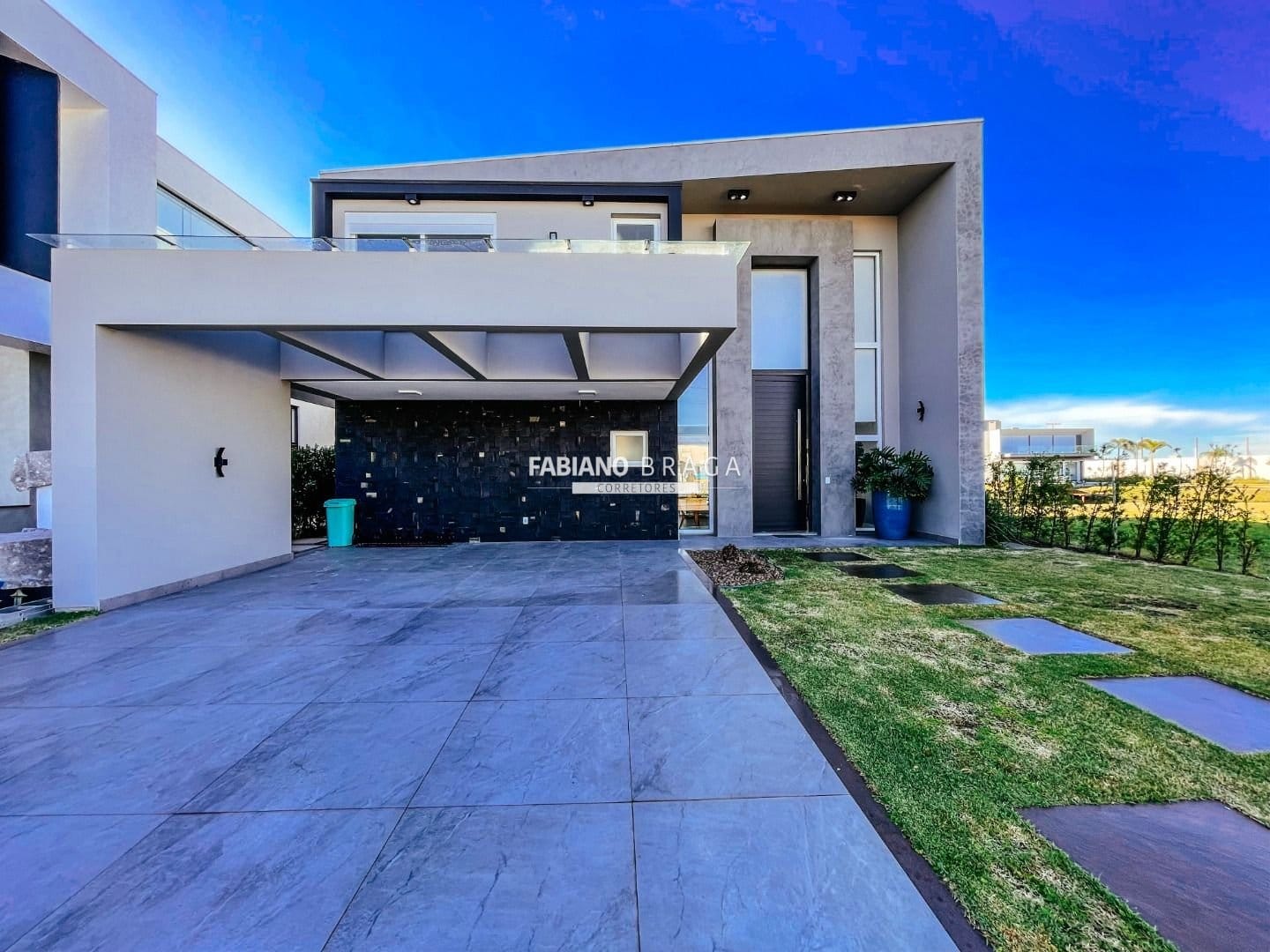 Sobrado com 400m², 5 dormitórios, 5 suítes, 4 vagas, Sense em Xangri-Lá