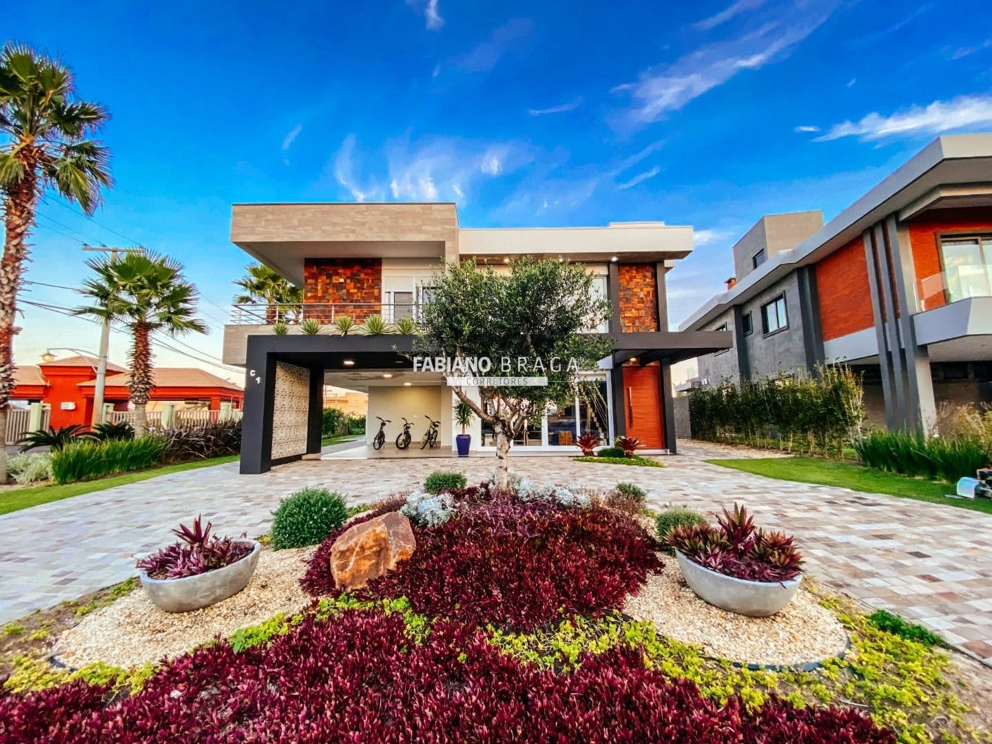 Sobrado com 267m², 4 dormitórios, 4 suítes, 2 vagas, Celebration em Xangri-Lá