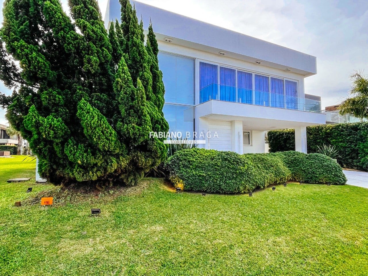 Sobrado com 571m², 4 dormitórios, 4 suítes, 2 vagas, Enseada Lagos em Xangri-Lá