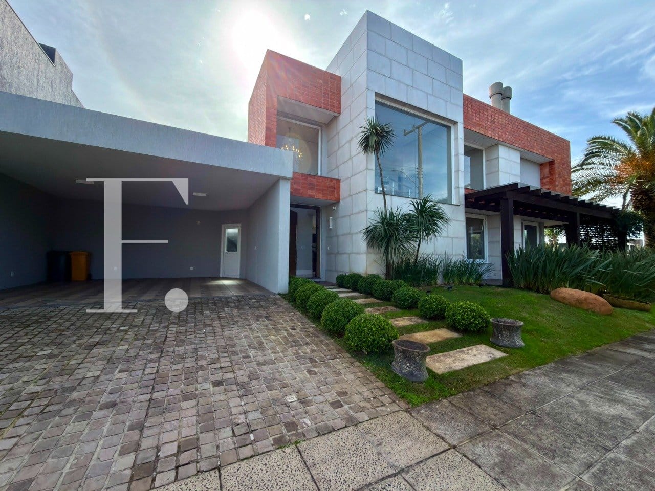 Sobrado com 273m², 4 dormitórios, 4 suítes, 2 vagas, Condado de Capão em Capão da Canoa