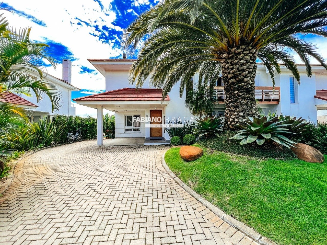 Sobrado com 266m², 3 dormitórios, 3 suítes, 2 vagas, Green Village Golf Club em Xangri-Lá
