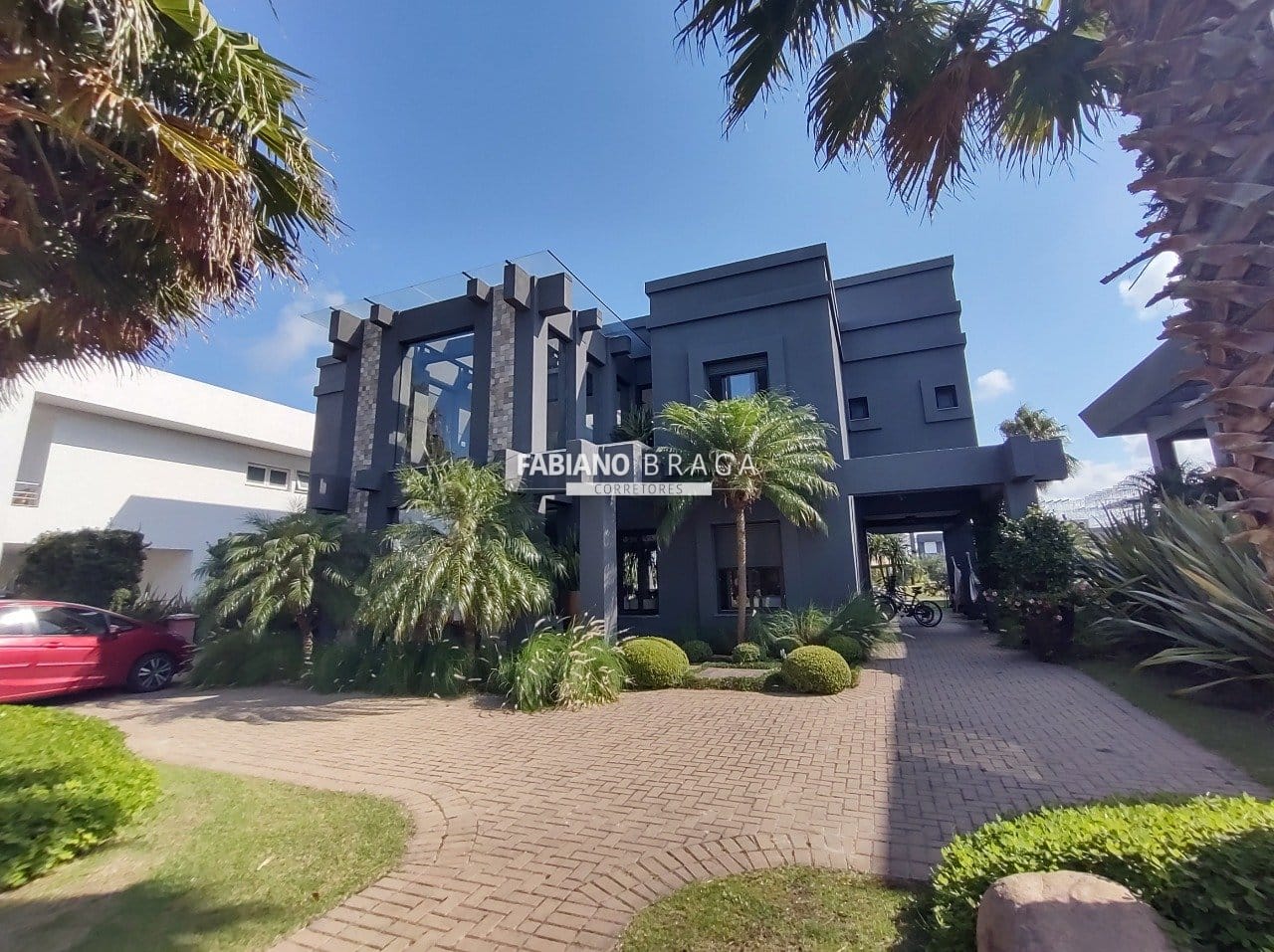 Sobrado com 469m², 5 dormitórios, 5 suítes, 2 vagas, Villaggio em Xangri-Lá