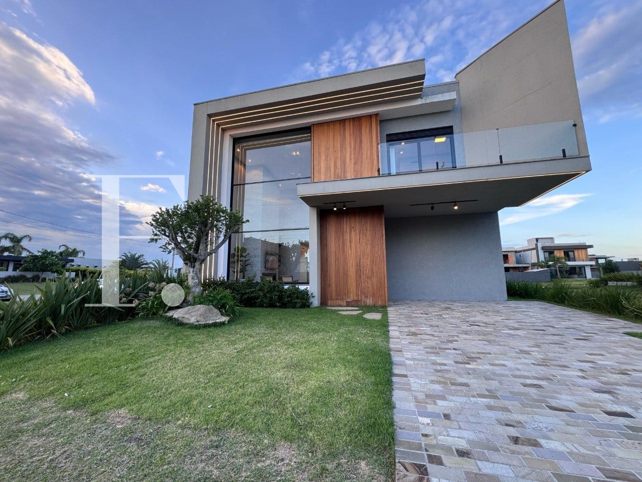 Sobrado com 234m², 5 dormitórios, 5 suítes, 2 vagas, Sunset em Xangri-Lá