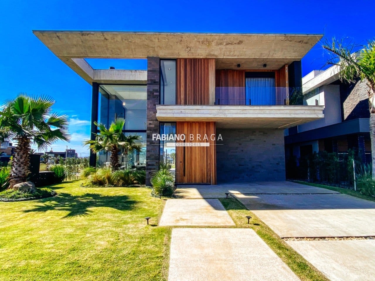 Sobrado com 436m², 5 dormitórios, 5 suítes, 2 vagas, Sense em Xangri-Lá