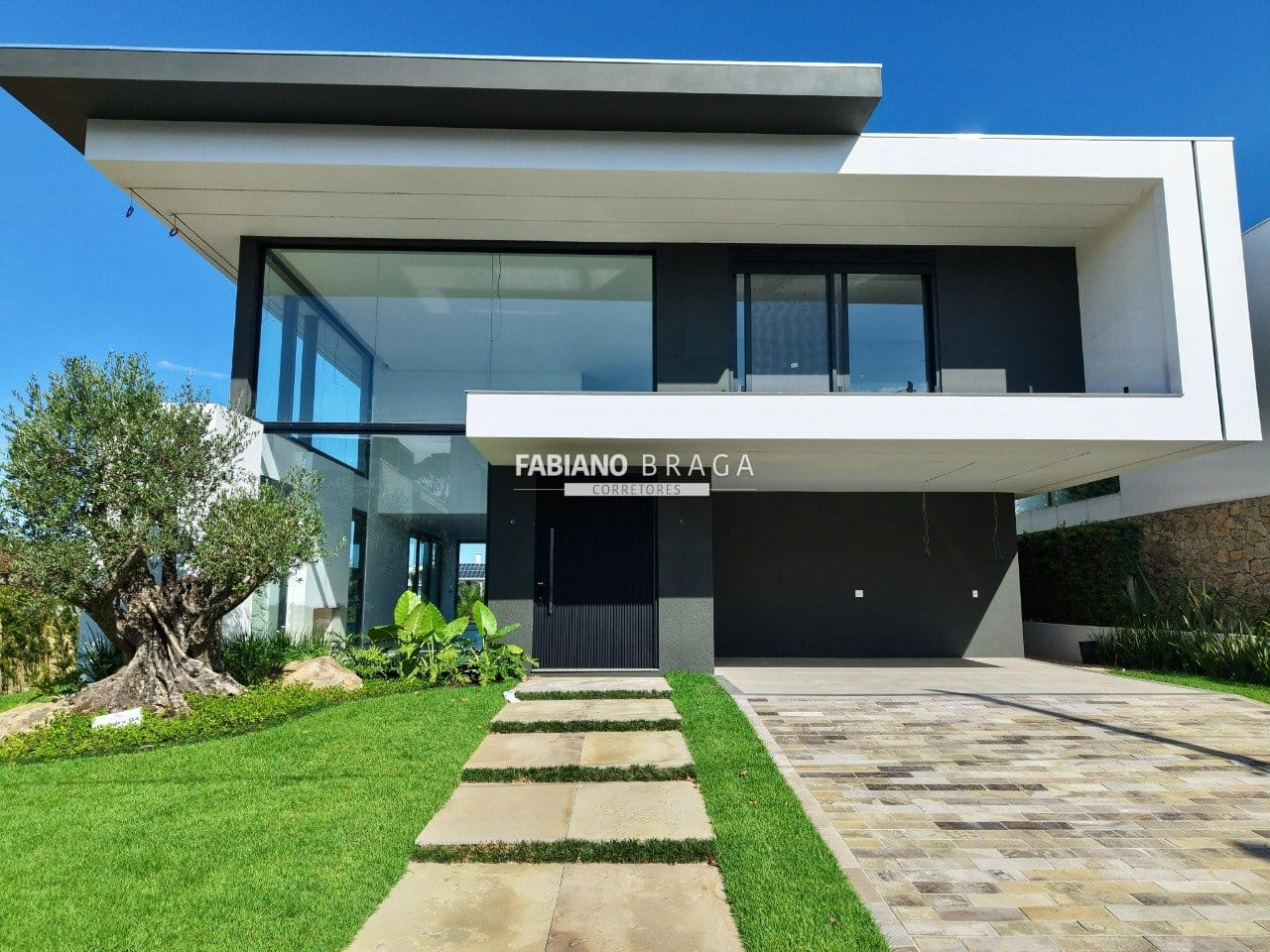 Sobrado com 550m², 5 dormitórios, 5 suítes, 4 vagas, Velas da Marina em Capão da Canoa
