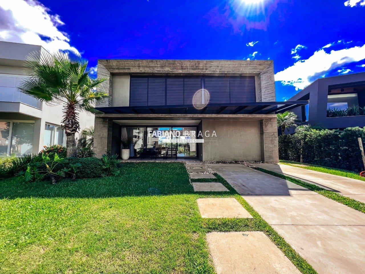 Sobrado com 300m², 4 dormitórios, 3 suítes, 2 vagas, Celebration em Xangri-Lá