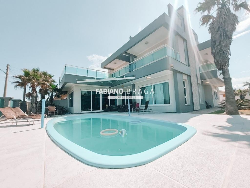 Casa com 370m², 5 dormitórios, 5 suítes, 2 vagas, no bairro Atlântida em Xangri-Lá